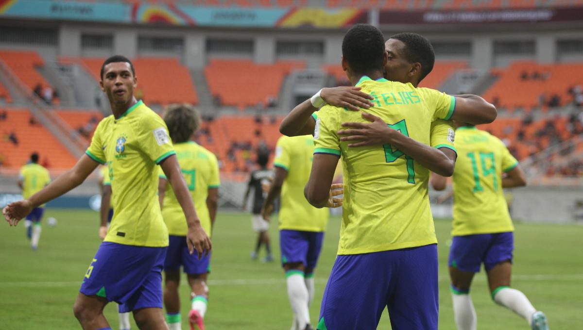 Selebrasi pemain Brasil, para pemain Brasil usai cetak gol ke gawang Kaledonia Baru pada laga kedua fase grup C Piala Dunia U-17 2023 di Stadion JIS, Selasa (14/11/23).