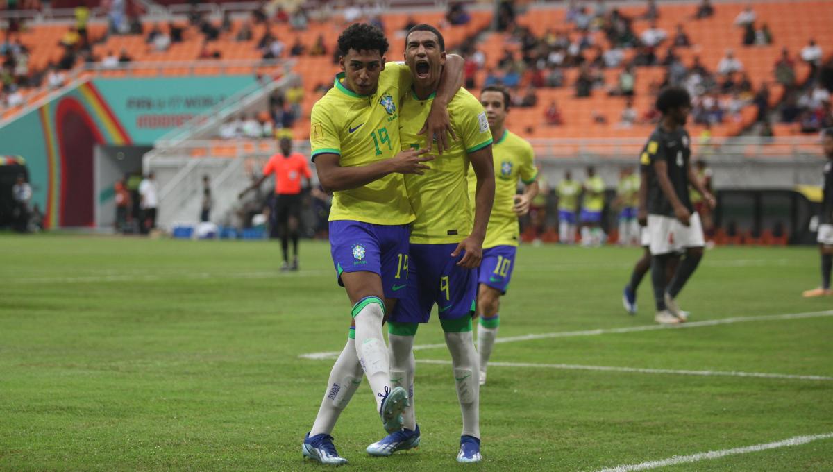 Selebrasi pemain Brasil, Elias Kaua usai cetak gol ke gawang Kaledonia Baru pada laga kedua fase grup C Piala Dunia U-17 2023 di Stadion JIS, Selasa (14/11/23).