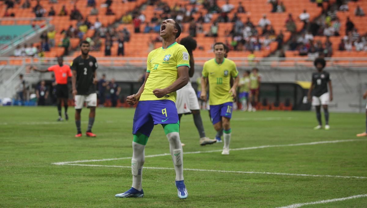 Selebrasi pemain Brasil, Elias Kaua usai cetak gol ke gawang Kaledonia Baru pada laga kedua fase grup C Piala Dunia U-17 2023 di Stadion JIS, Selasa (14/11/23).