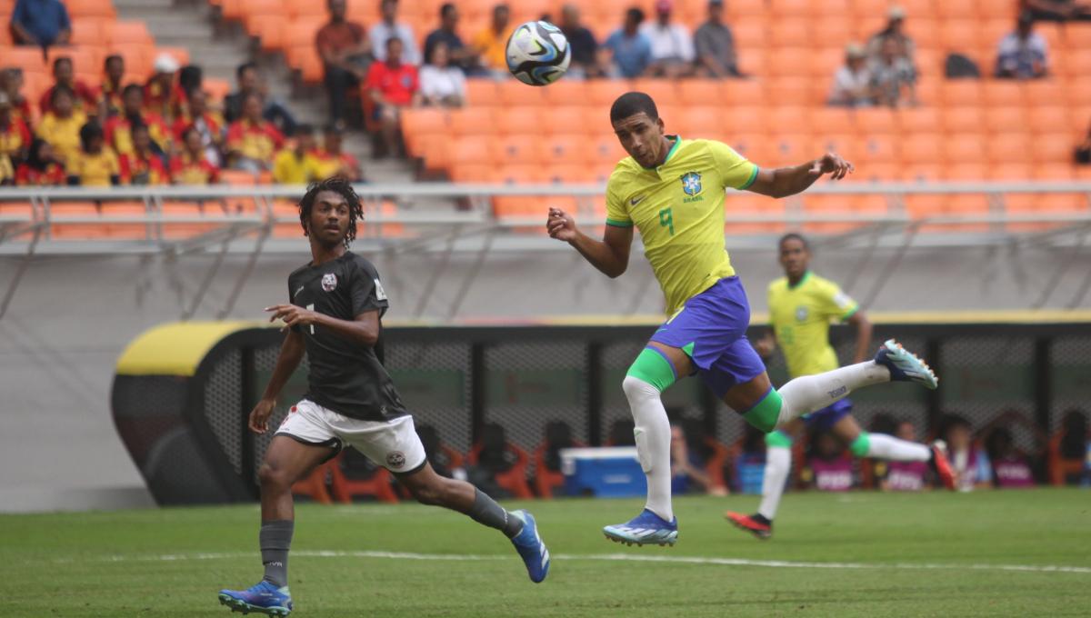 Pemain Brasil, Elias Kaua melakukan sundulan kepala ke gawang Kaledonia Baru pada laga kedua fase grup C Piala Dunia U-17 2023 di Stadion JIS, Selasa (14/11/23).