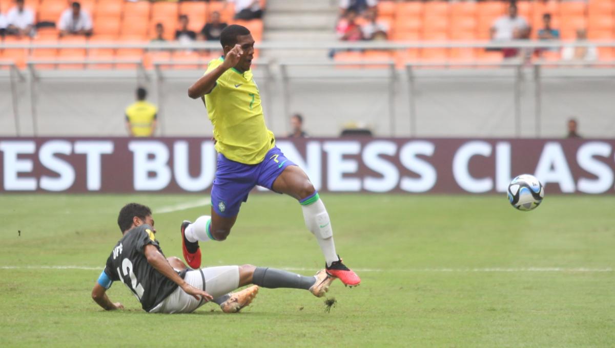 Pemain Kaledonia Baru melakukan tackle ke arah pemain Brasil, Lorran pada laga kedua fase grup C Piala Dunia U-17 2023 di Stadion JIS, Selasa (14/11/23).