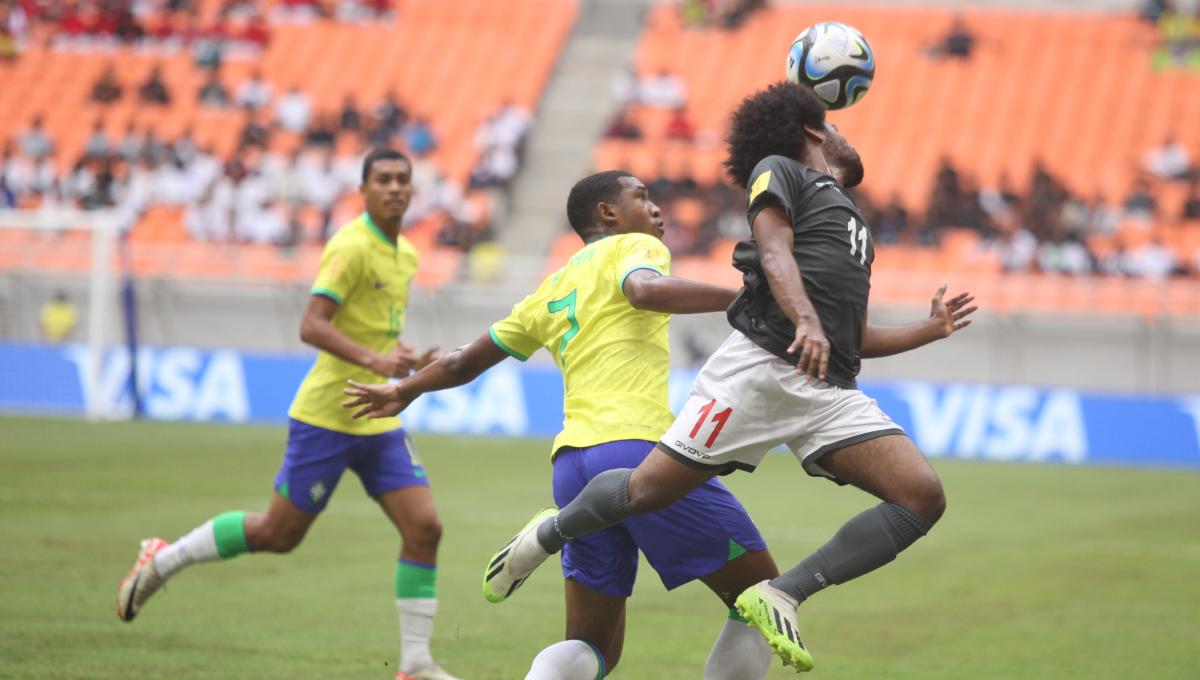 Duel udara antara pemain Kaledonia Baru dengan pemain Brasil pada laga kedua fase grup C Piala Dunia U-17 2023 di Stadion JIS, Selasa (14/11/23).