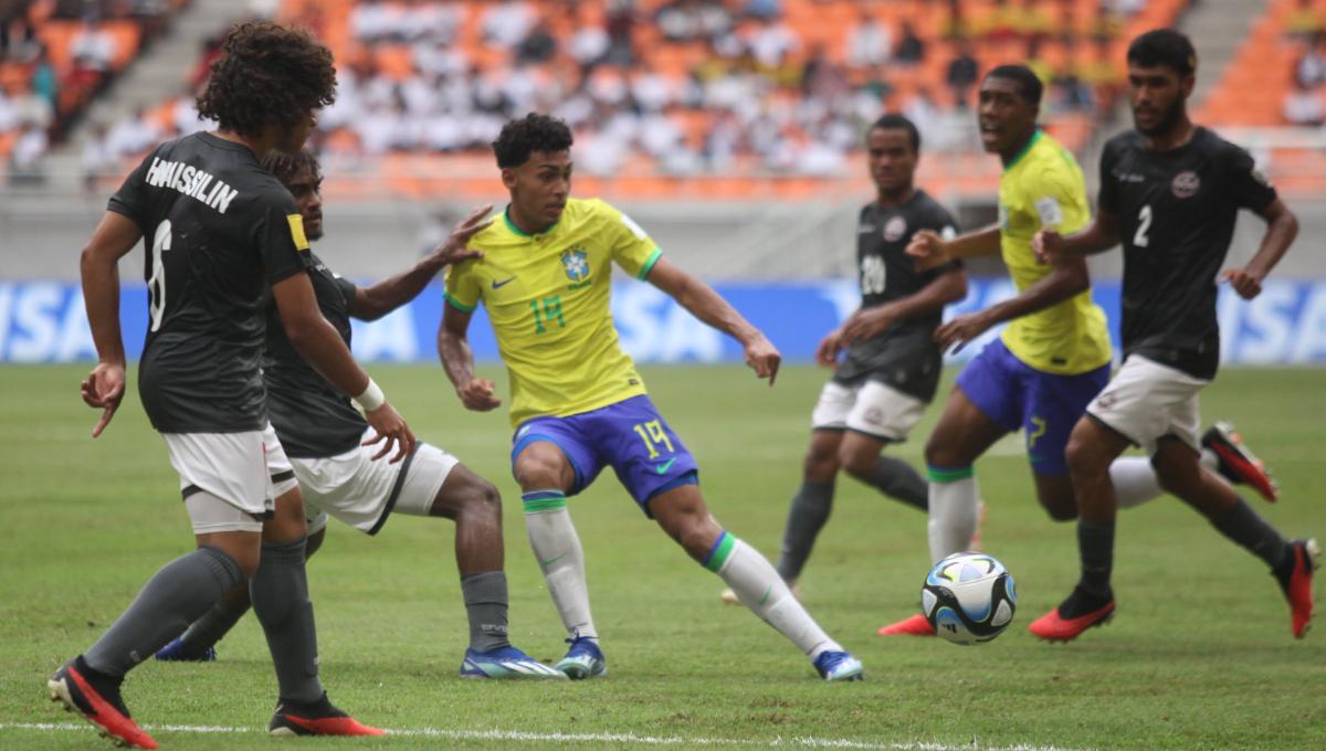 Pemain Brasil, Victor Joao dijaga ketat beberapa pemain Kaledonia Baru pada laga kedua fase grup C Piala Dunia U-17 2023 di Stadion JIS, Selasa (14/11/23).