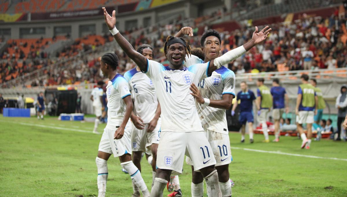 Selebrasi pemain Inggris, Joel Ndala usai cetak gol kemenangan ke gawang Iran pada laga kedua fase grup C Piala Dunia U-17 2023 di Stadion JIS, Selasa (14/11/23).
