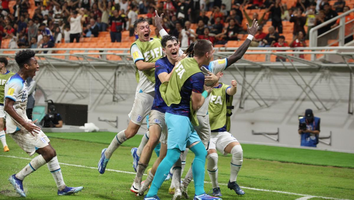 Kegembiraan para pemain Inggris usai Joel Ndala cetak gol ke gawang Iran pada laga kedua fase grup C Piala Dunia U-17 2023 di Stadion JIS, Selasa (14/11/23).