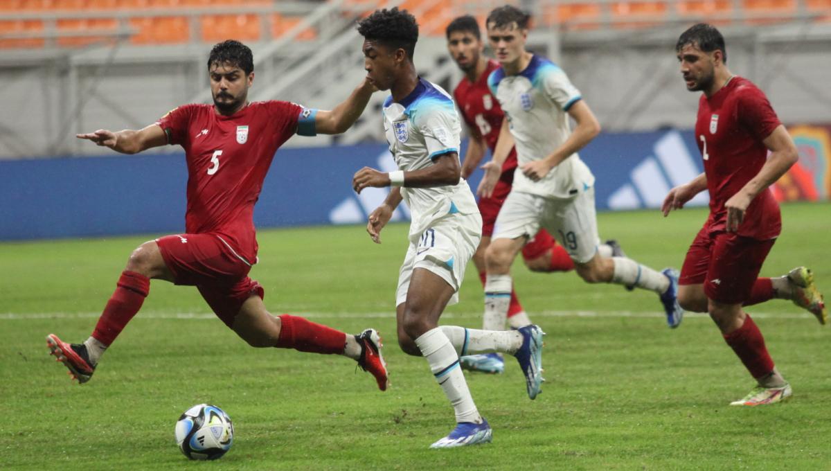 Pemain Inggris, Sam Amo-Ameyaw mencoba melewati hadangan pemain Iran pada laga kedua fase grup C Piala Dunia U-17 2023 di Stadion JIS, Selasa (14/11/23).