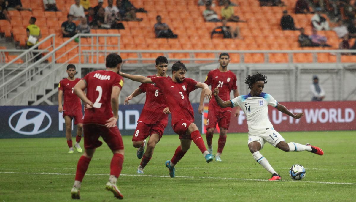 Proses terciptanya gol pertama Inggris ke gawang Iran lewat kaki Reiss Denny pada laga kedua fase grup C Piala Dunia U-17 2023 di Stadion JIS, Selasa (14/11/23).