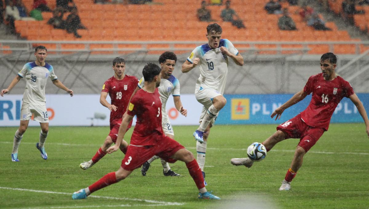 Pemain Inggris, Matty Warhurst mencoba keluar dari kepungan pemain Iran pada laga kedua fase grup C Piala Dunia U-17 2023 di Stadion JIS, Selasa (14/11/23).