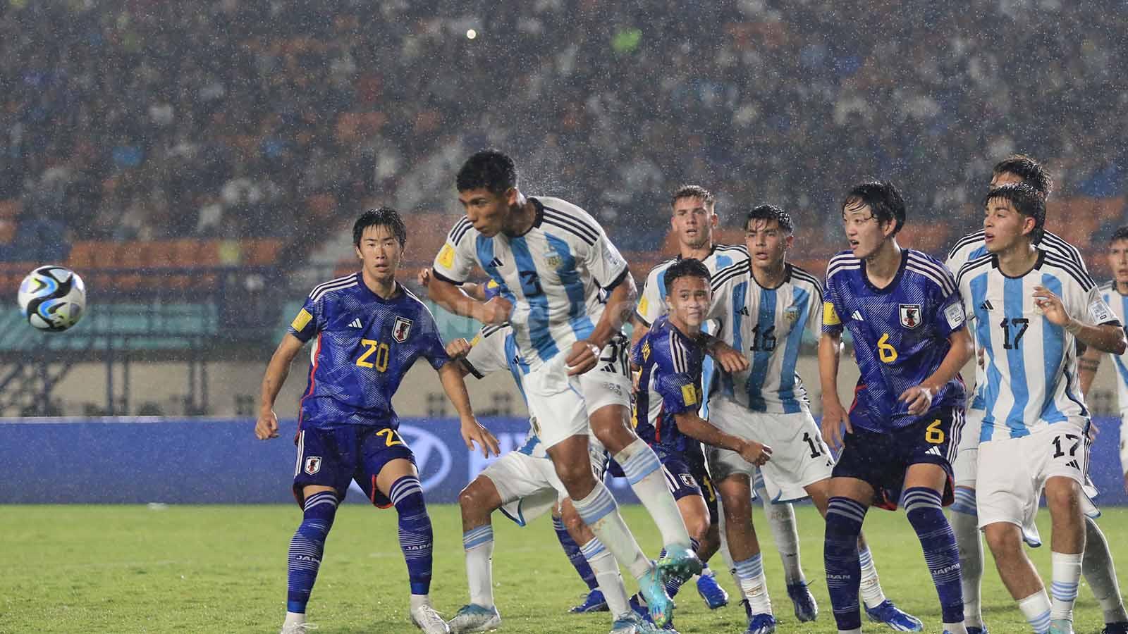 Timnas Argentina U-17 memenangkan pertandingan atas Timnas Jepang U-17 di Grup D Piala Dunia U-17 2023 di Stadion Si Jalak Harupat, Kabupaten Bandung, Selasa (14/11/23) dengan skor 3-1.