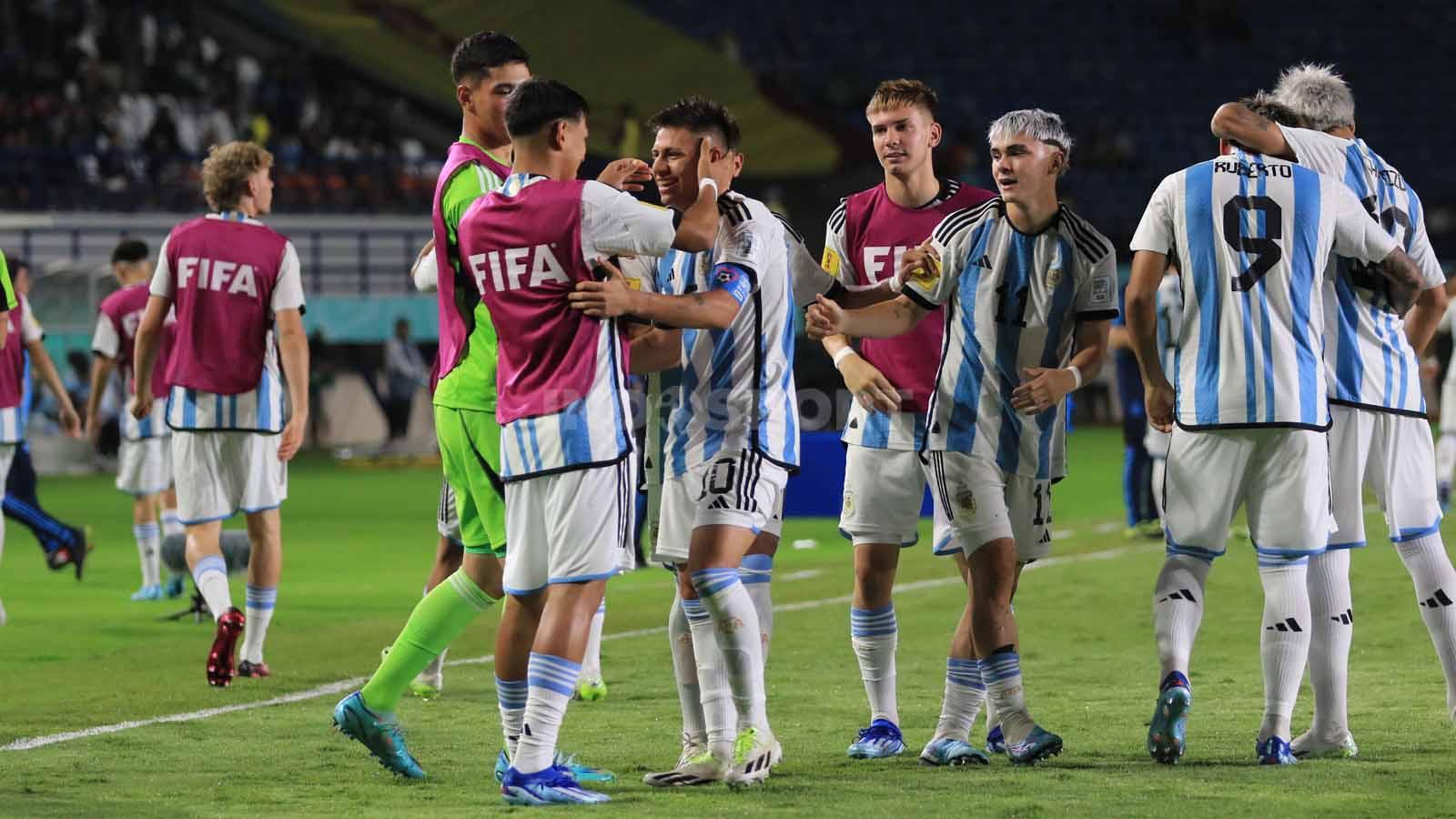 Gelandang Timnas Argentina U-17, Claudio Echeverri, melakukan selebrasi usai mencetak gol ke gawang Timnas Jepang U-17.