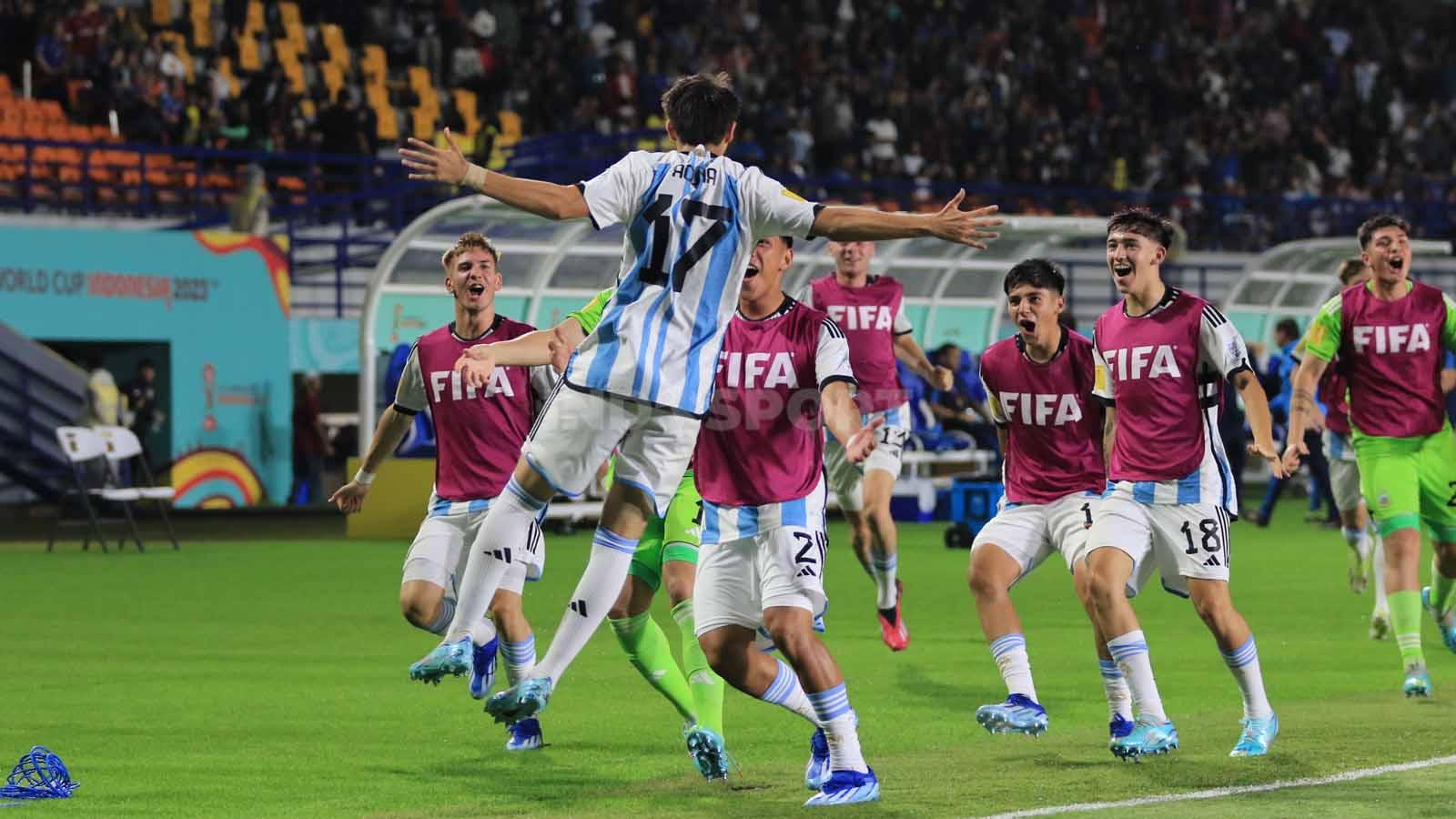 Gelandang Timnas Argentina U-17, Valentino Ucuna, melakukan selebrasi usai mencetak gol ke gawang Timnas Jepang U-17.