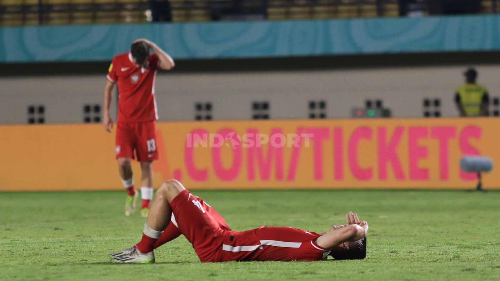 Pemain Timnas Polandia U-17 terbaring lesu usai dikalahkan Timnas Senegal U-17.