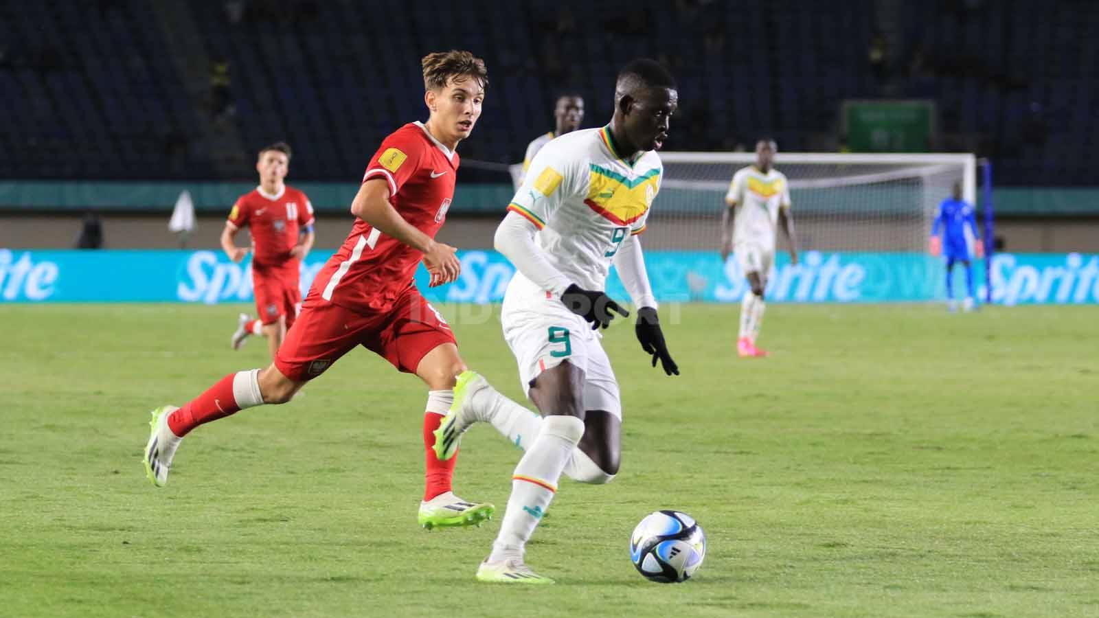 Salah satu aksi pemain Timnas Senegal U-17, Omar Sall (kanan0 di lapangan).