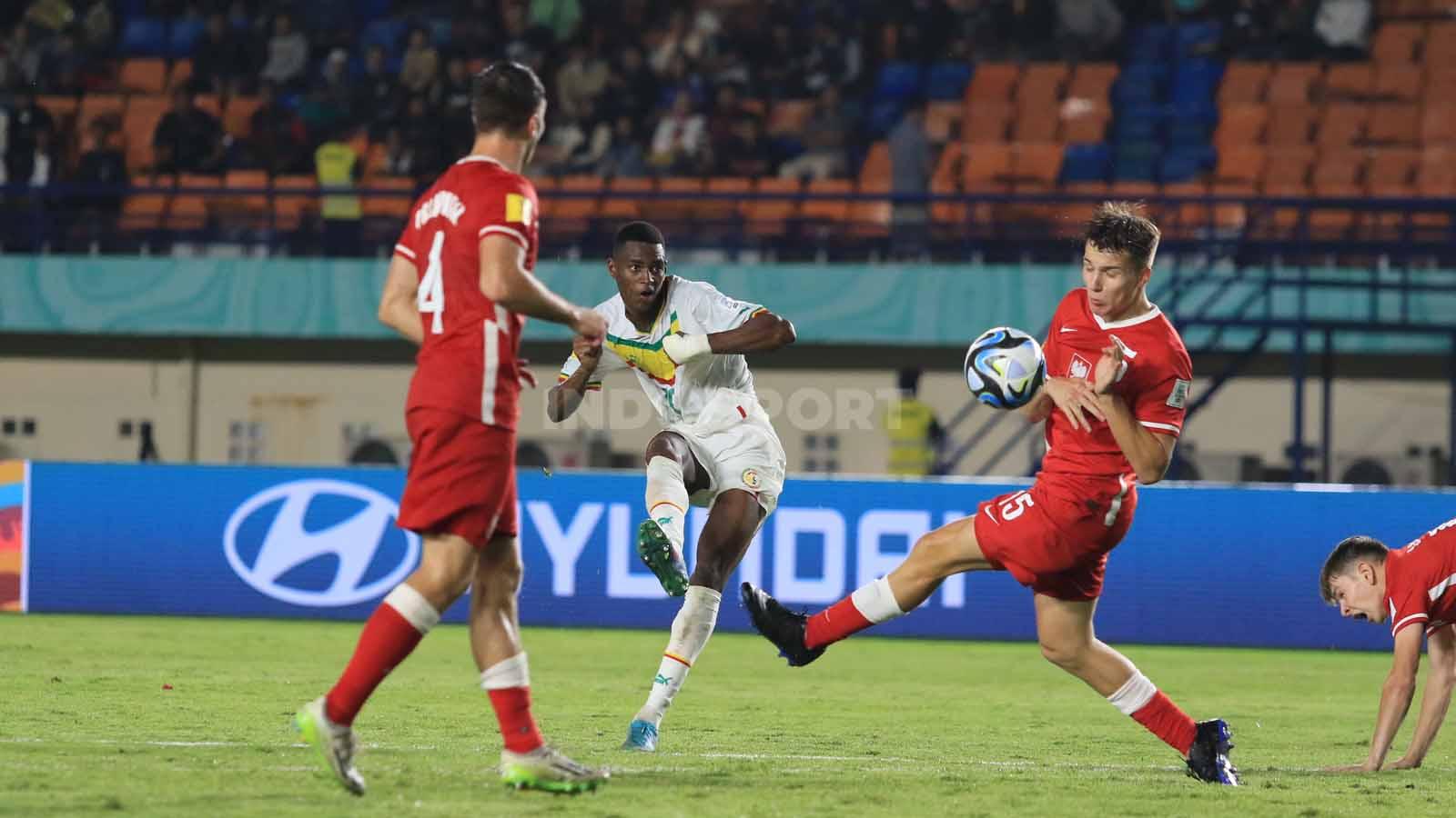 Pemain depan Timnas Senegal U-17, Mamadou Gning, terlihat melepas tembakan ke area lawan.