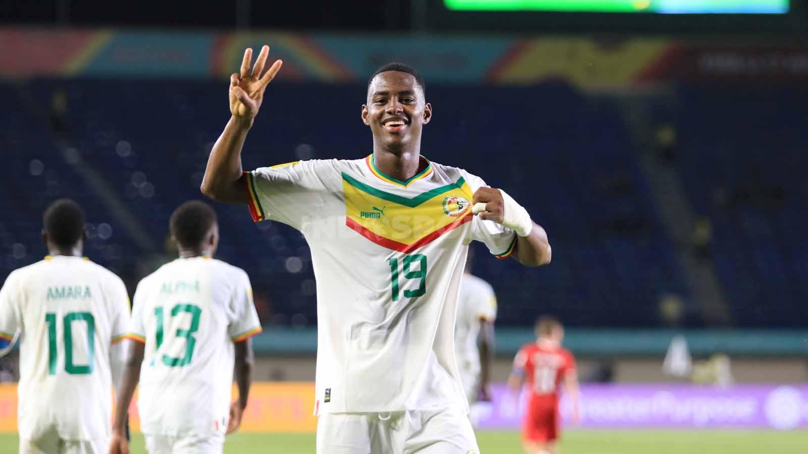 Stiker Timnas Senegal U-17, Gueye Idriss merayakan golnya ke gawang Polandia U-17 pada pertandingan Grup D Piala Dunia U-17 2023 di Stadion Si Jalak Harupat, Kabupaten Bandung, Selasa (14/11/23). - INDOSPORT