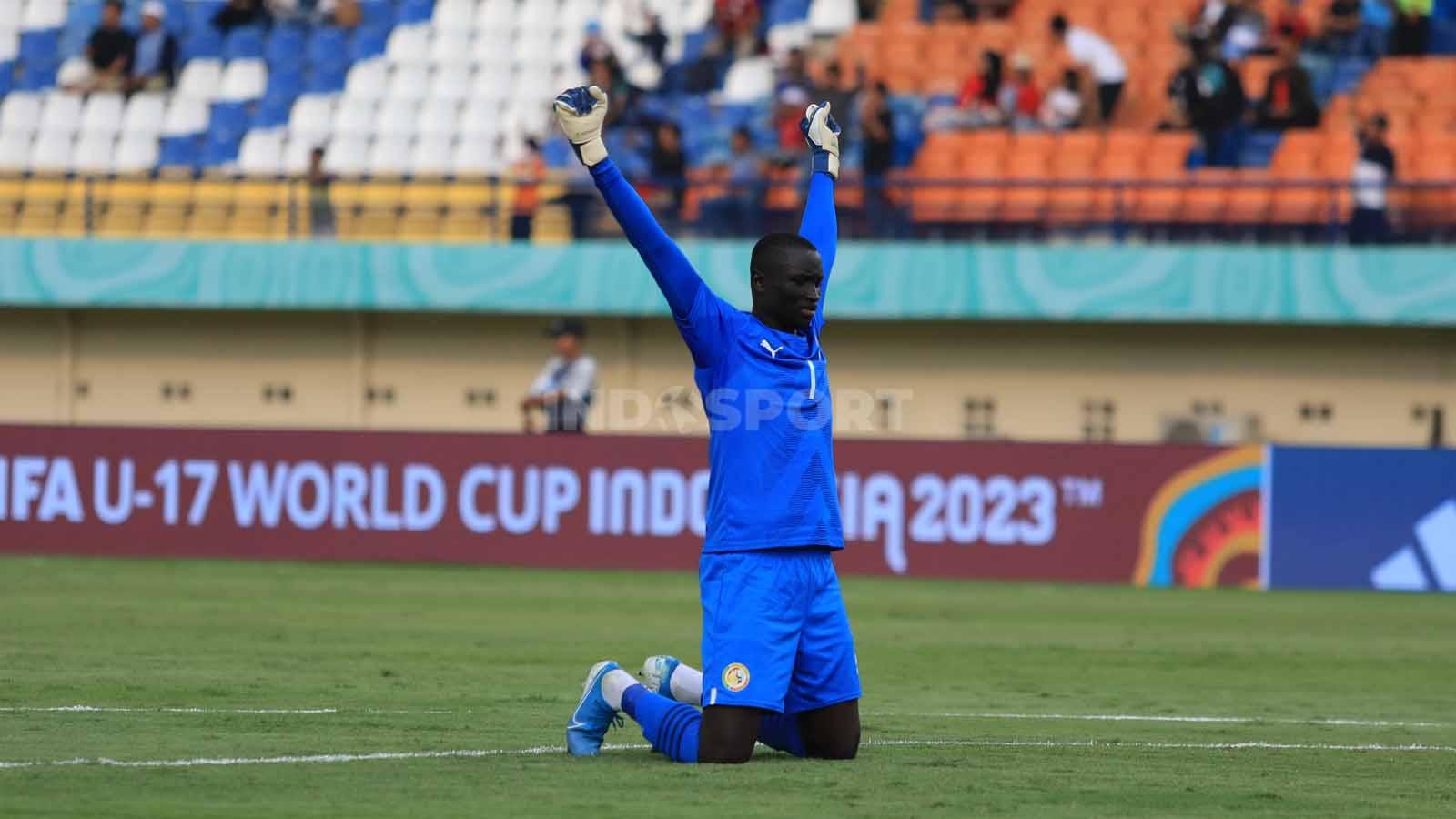 Penjaga gawang Timnas Senegal U-17, Serigne Diouf, turut merayakan golnya rekannya ke gawang Timnas Polandia U-17.