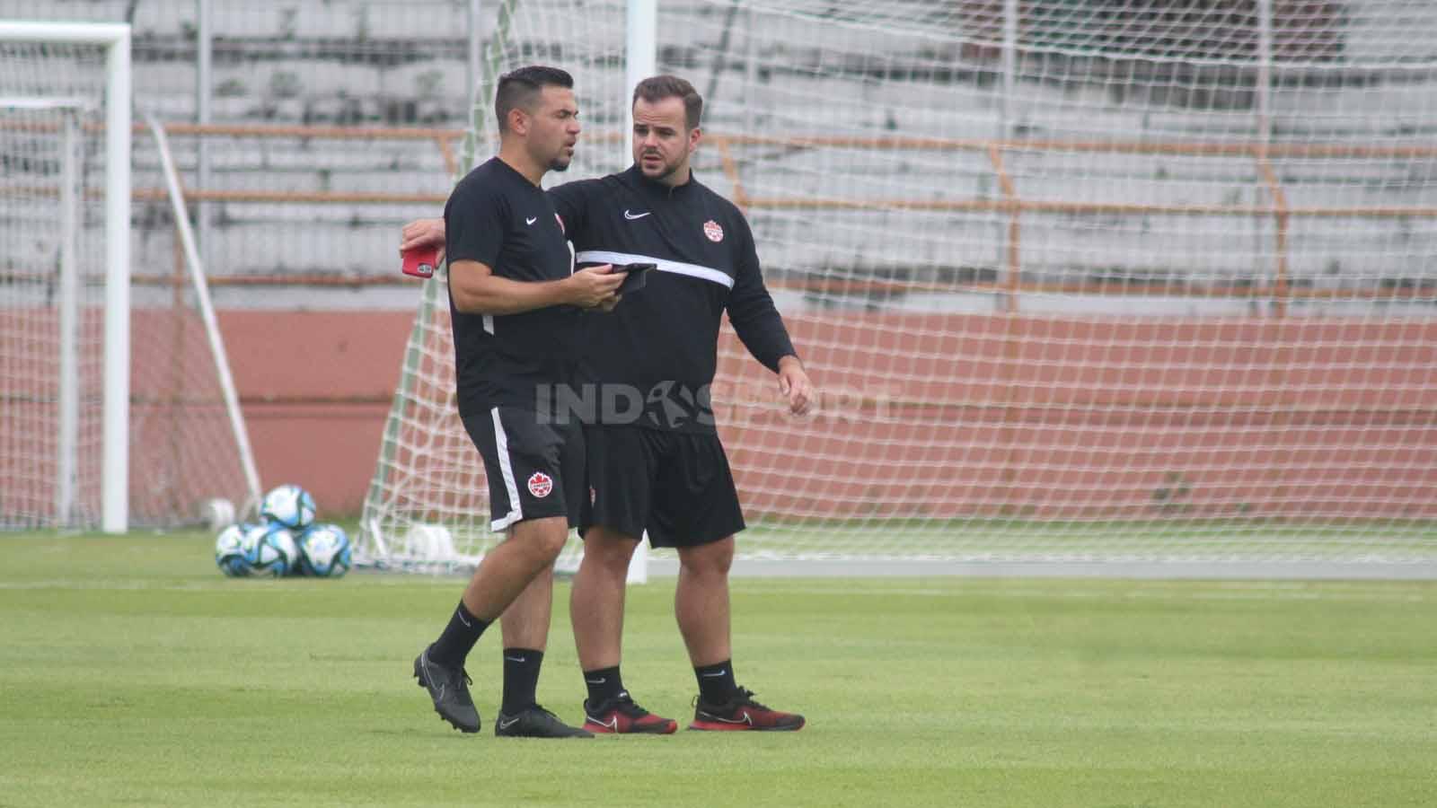 Pelatih Kanada U-17, Andrew Olivieri (lengan panjang). Foto: Fitra Herdian/INDOSPORT.