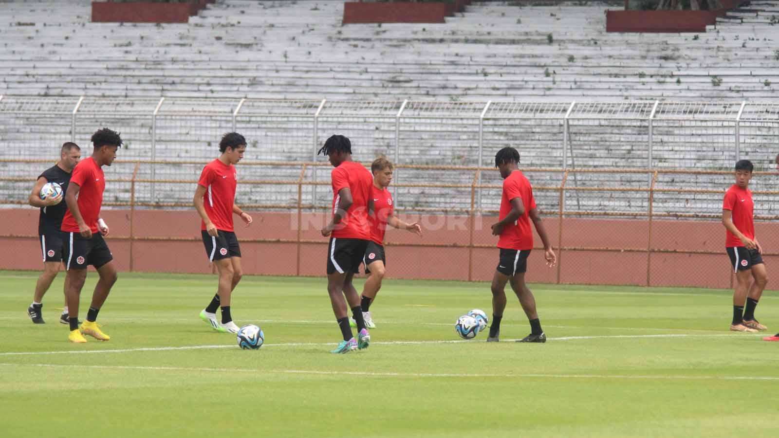 Pemain Kanada U-17 berlatih di Stadion Gelora 10 November. Foto: Fitra Herdian/INDOSPORT.