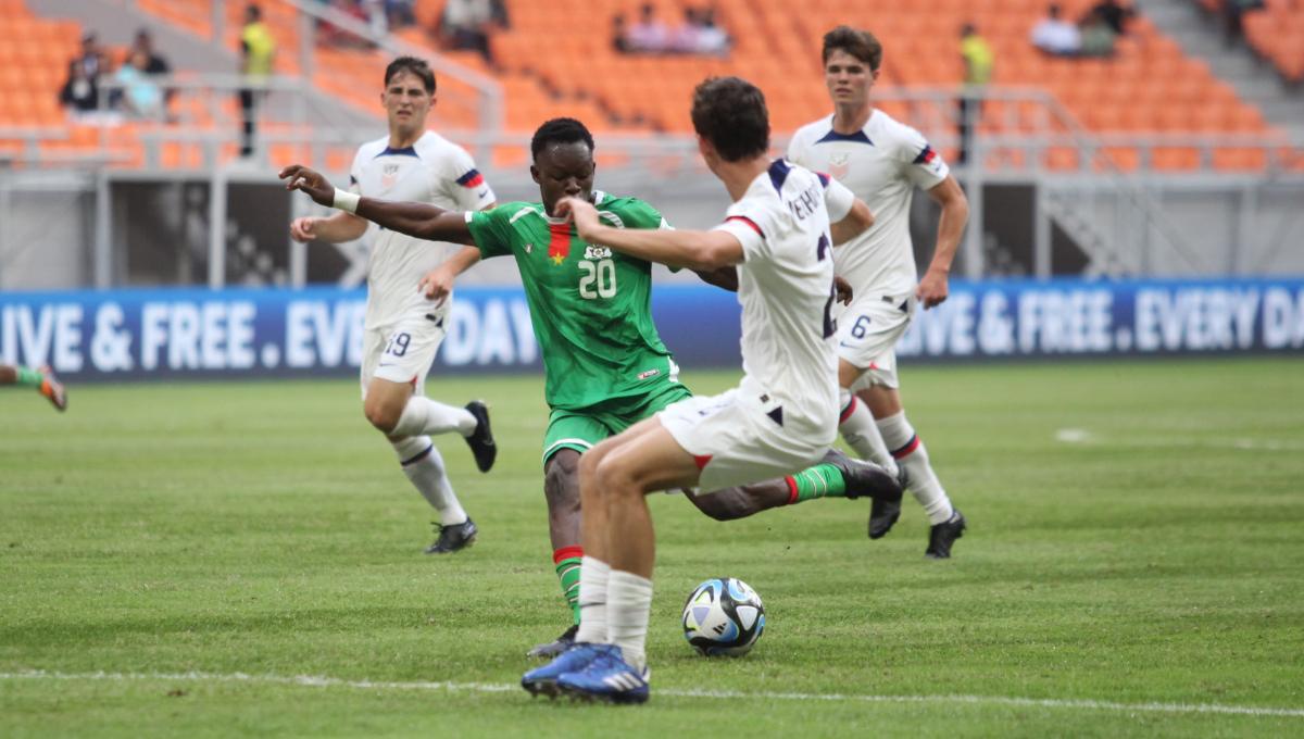 Pemain Burkina Faso, Emmanuel Jamison mencoba melakukan tembakan ke gawang Amerika Serikat pada laga kedua fase grup E Piala Dunia U-17 2023 di Stadion JIS, Rabu (15/11/23).
