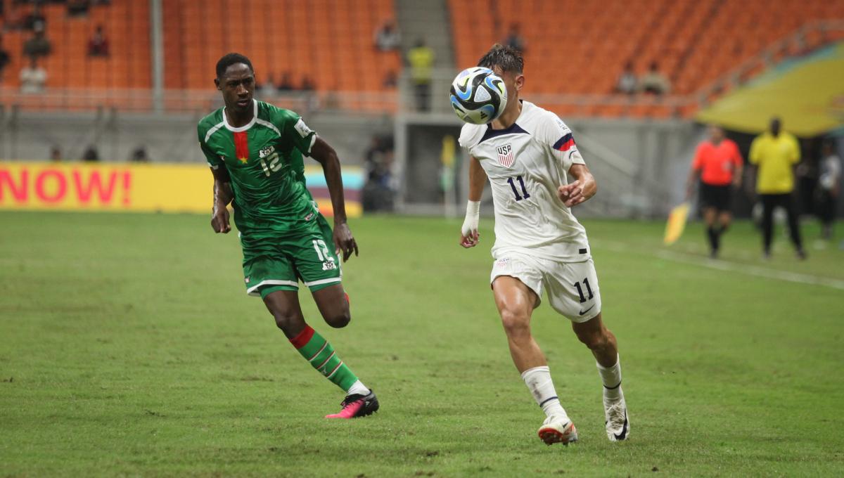 Pemain Amerika Serikat, David Vazquez mencoba melewati pemain Burkina Faso pada laga kedua fase grup E Piala Dunia U-17 2023 di Stadion JIS, Rabu (15/11/23).