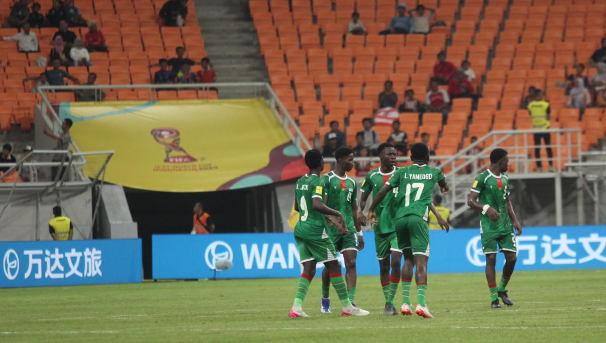 Selebrasi pemain Burkina Faso usai memperkecil ketertinggalan dari Amerika Serikat pada laga kedua fase grup E Piala Dunia U-17 2023 di Stadion JIS, Rabu (15/11/23).