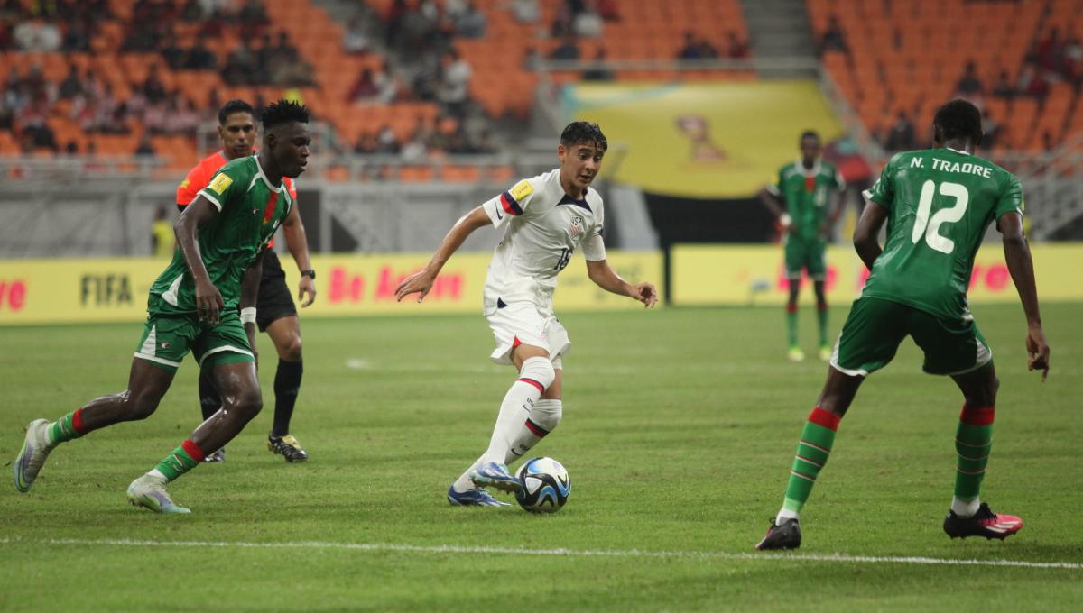 Pemain Amerika Serikat, Santi Morales dijaga ketat beberapa pemain Burkina Faso pada laga kedua fase grup E Piala Dunia U-17 2023 di Stadion JIS, Rabu (15/11/23).
