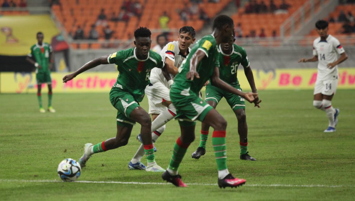 Pemain Amerika Serikat, Santi Morales dilanggar beberapa pemain Burkina Faso pada laga kedua fase grup E Piala Dunia U-17 2023 di Stadion JIS, Rabu (15/11/23).