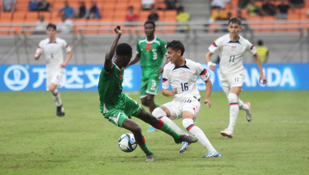 Aksi pemain Amerika Serikat, Santi Morales melewati pemain Burkina Faso pada laga kedua fase grup E Piala Dunia U-17 2023 di Stadion JIS, Rabu (15/11/23).