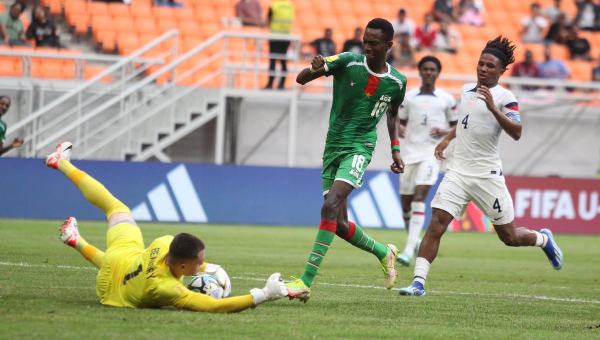 Pemain Burkina Faso, Souleymane Alio gagal melewati kiper Amerika Serikat, Adam Beaudry pada laga kedua fase grup E Piala Dunia U-17 2023 di Stadion JIS, Rabu (15/11/23).