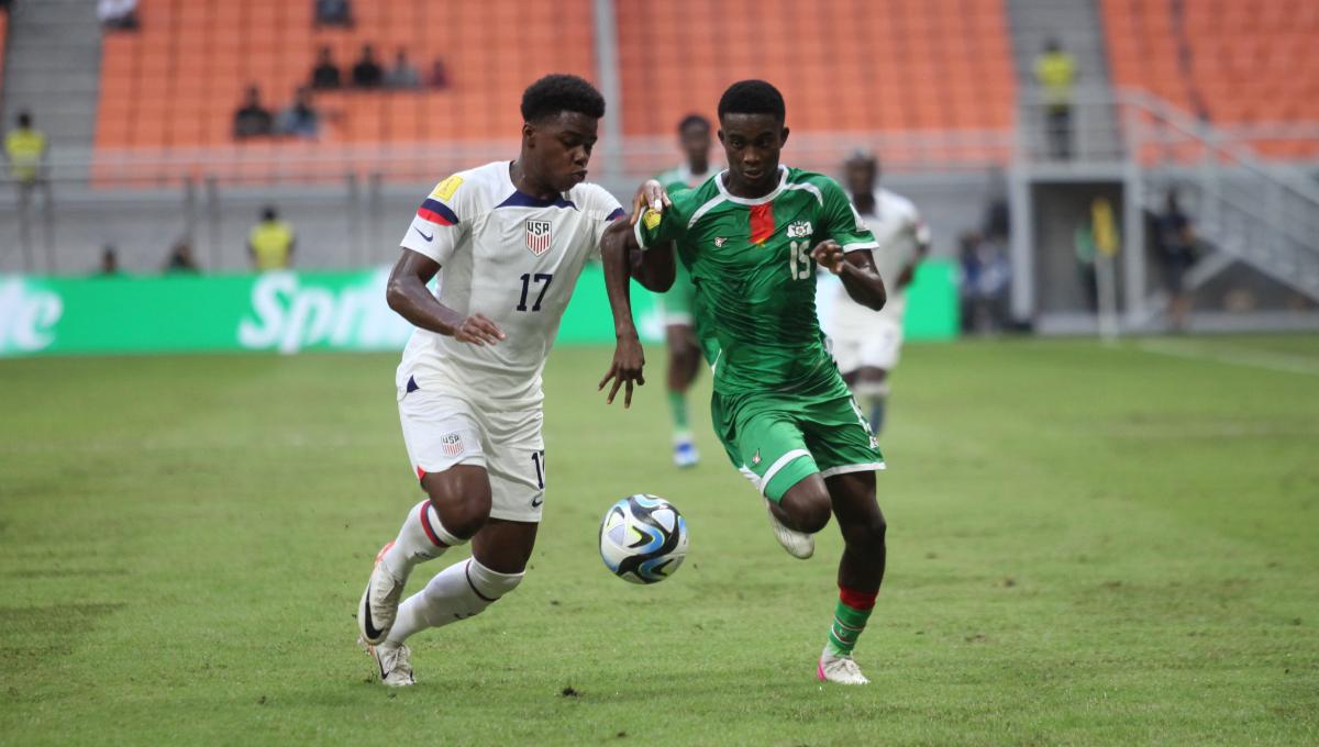 Duel antara pemain Amerika Serikat, Keyrol Figueroa dengan pemain Burkina Faso, Idrissa Sore pada laga kedua fase grup E Piala Dunia U-17 2023 di Stadion JIS, Rabu (15/11/23).