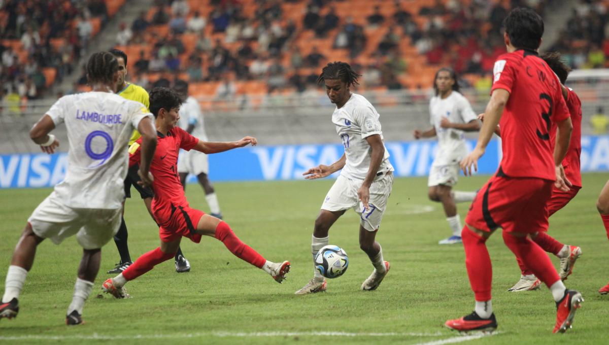 Pemain Prancis, Diallo mencoba melewati pemain Korsel dalam laga kedua fase grup E Piala Dunia U-17 2023 di Stadion JIS, Rabu (15/11/23).