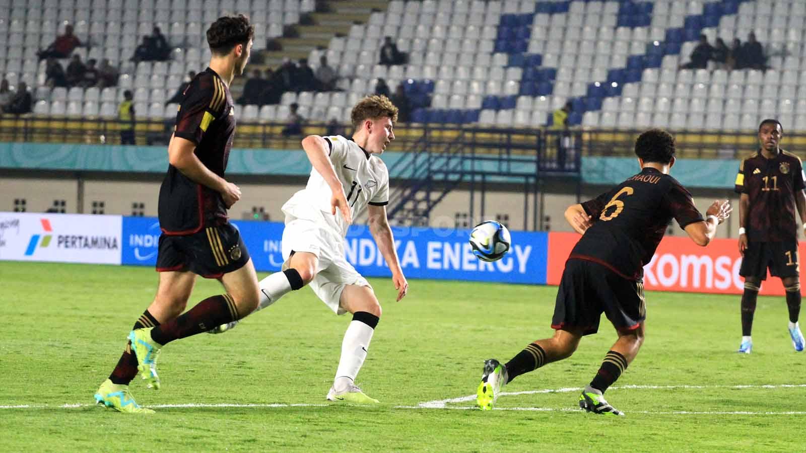 Striker Timnas Selandia Baru U-17, Adam Watson mencoba mengejar bola saat menghadapi Timnas Jerman U-17, pada pertandingan Grup F Piala Dunia U-17 2023 di Stadion Gelora Bandung Lautan Api (GBLA), Kota Bandung, Rabu (15/11/23).