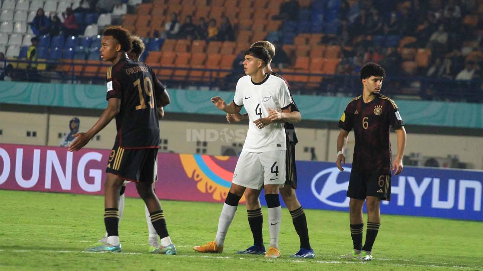 Bek Timnas Selandia Baru U-17, Coveny Luka mendapatkan pengawalan ketat dari pemain Timnas Jerman U-17, pada pertandingan Grup F Piala Dunia U-17 2023 di Stadion Gelora Bandung Lautan Api (GBLA), Kota Bandung, Rabu (15/11/23).