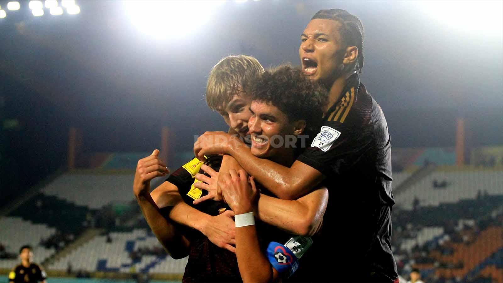 Pemain Timnas Jerman U-17, Moerstedt Max bersama rekan-rekannya merayakan golnya ke gawang Selandia Baru U-17, pada pertandingan Grup F Piala Dunia U-17 2023 di Stadion Gelora Bandung Lautan Api (GBLA), Kota Bandung, Rabu (15/11/23). - INDOSPORT