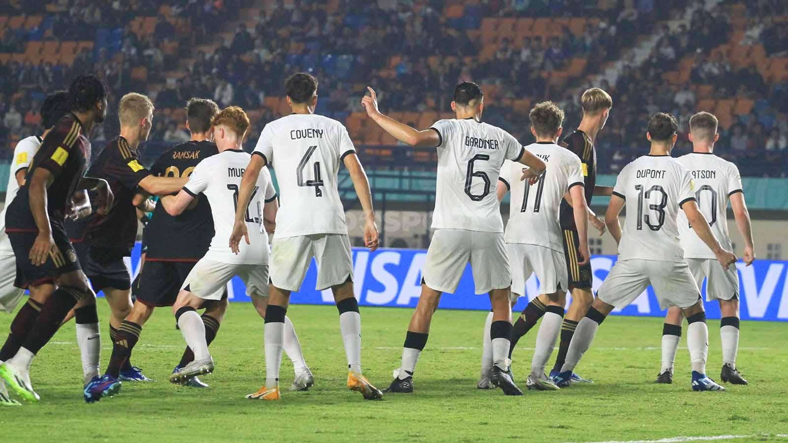 Pemain Timnas Selandia Baru U-17, menjaga lini pertahanannya saat menghadapi Timnas Jerman U-17, pada pertandingan Grup F Piala Dunia U-17 2023 di Stadion Gelora Bandung Lautan Api (GBLA), Kota Bandung, Rabu (15/11/23).