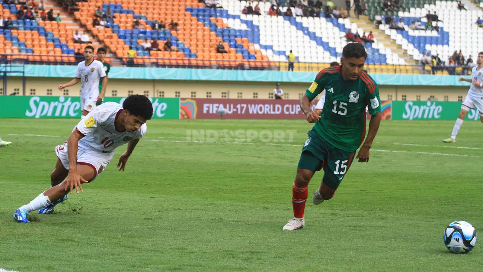 Gelandang Mexico U-17, Ortiz Luis dan gelandang Venezuela U-17, Martinez David mengejar bola pada pertandingan Grup F Piala Dunia U-17 2023 di Stadion Gelora Bandung Lautan Api (GBLA), Kota Bandung, Rabu (15/11/23).