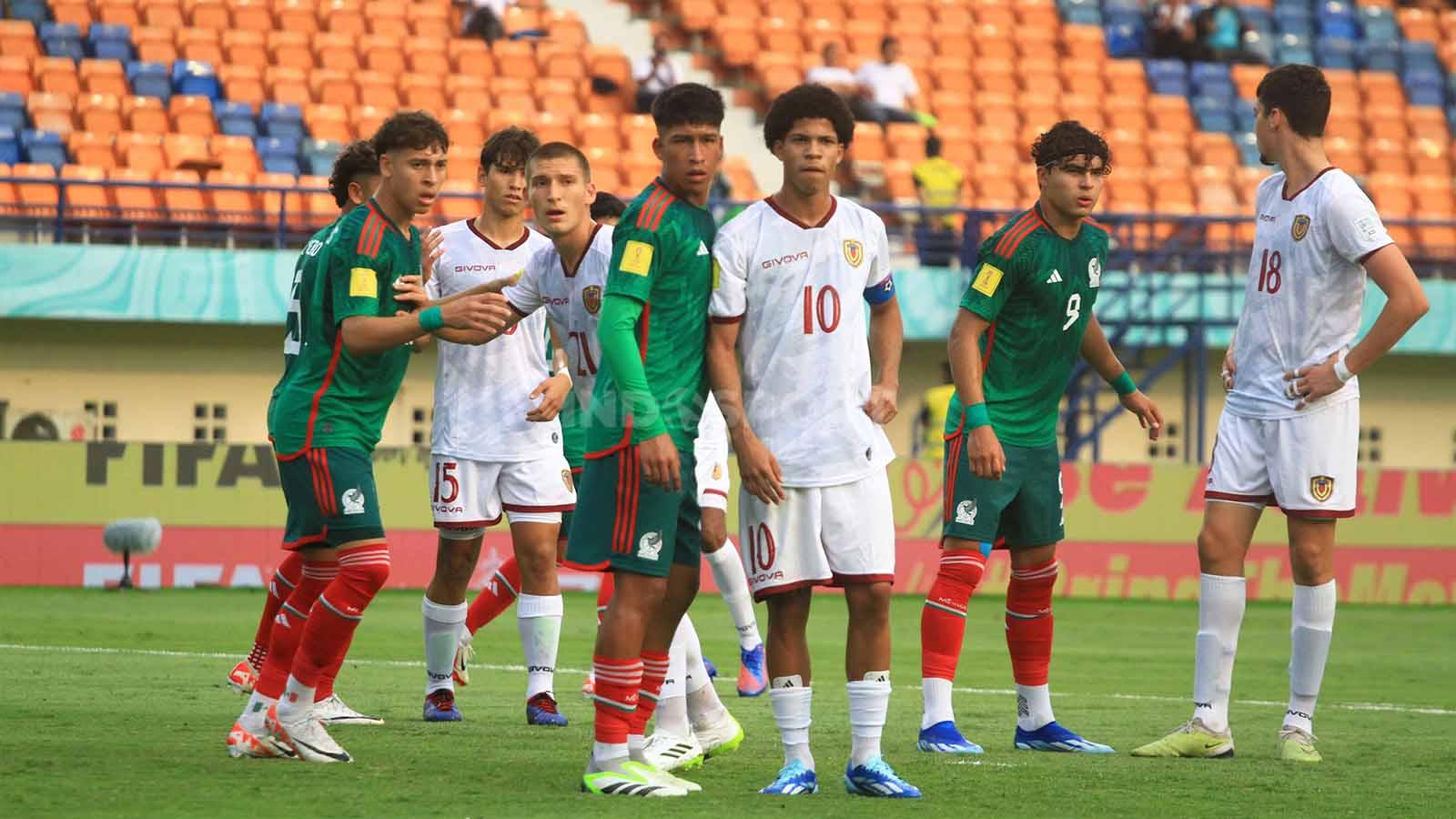 Gelandang Venezuela U-17, Martinez David mendapatkan pengawalan ketat dari pemain Mexico U-17 pada pertandingan Grup F Piala Dunia U-17 2023 di Stadion Gelora Bandung Lautan Api (GBLA), Kota Bandung, Rabu (15/11/23). - INDOSPORT