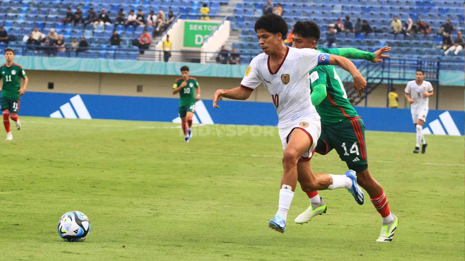 Gelandang Venezuela U-17, Martinez David mencoba mengejar bola saat menghadapi Mexico U-17 pada pertandingan Grup F Piala Dunia U-17 2023 di Stadion Gelora Bandung Lautan Api (GBLA), Kota Bandung, Rabu (15/11/23).