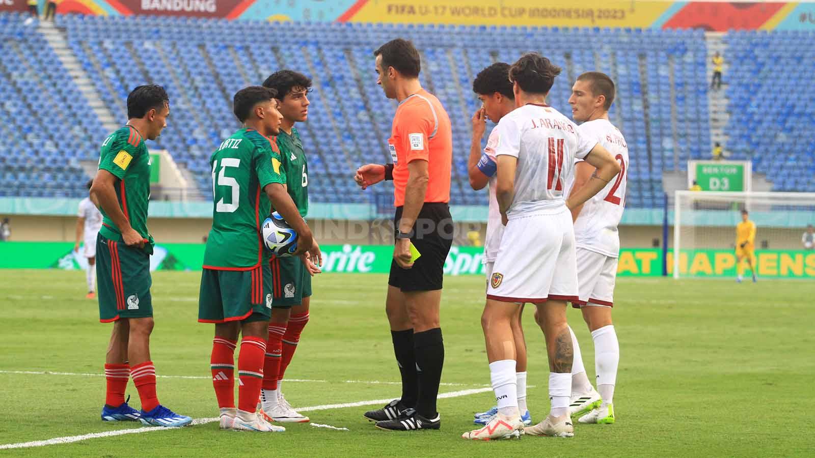 Pemain Timnas Mexico U-17, melakukan protes kepada wasit saat menghadapi Venezuela U-17, pada pertandingan Grup F Piala Dunia U-17 2023 di Stadion Gelora Bandung Lautan Api (GBLA), Kota Bandung, Rabu (15/11/23).