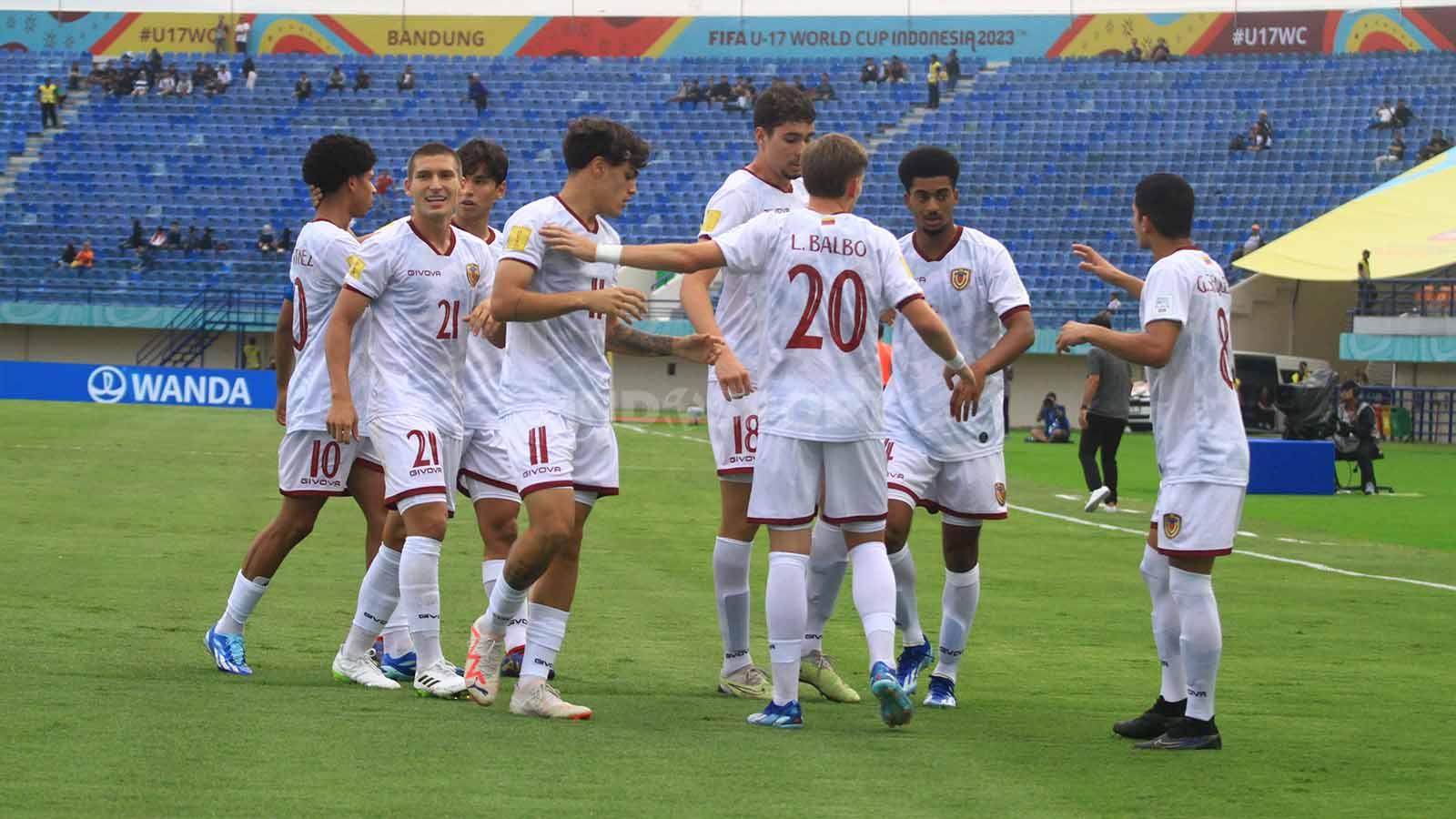 Pemain Timnas Venezuela U-17, merayakan gol rekannya ke gawang  Mexico U-17 pada pertandingan Grup F Piala Dunia U-17 2023 di Stadion Gelora Bandung Lautan Api (GBLA), Kota Bandung, Rabu (15/11/23).