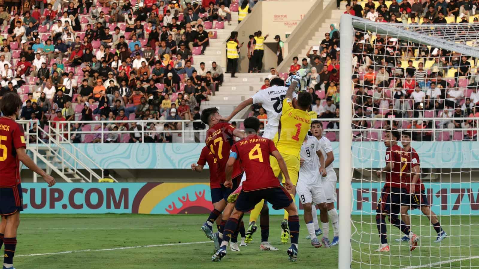 Kiper Spanyol, Raul Jimenez, berduel dengan bek Uzbekistan, Dilshod Abdullaev,  dalam pertandingan fase grup B Piala Dunia U-17 2023 di Stadion Manahan Solo, Kamis (16/11/23). (Foto: Nofik Lukman Hakim/INDOSPORT)