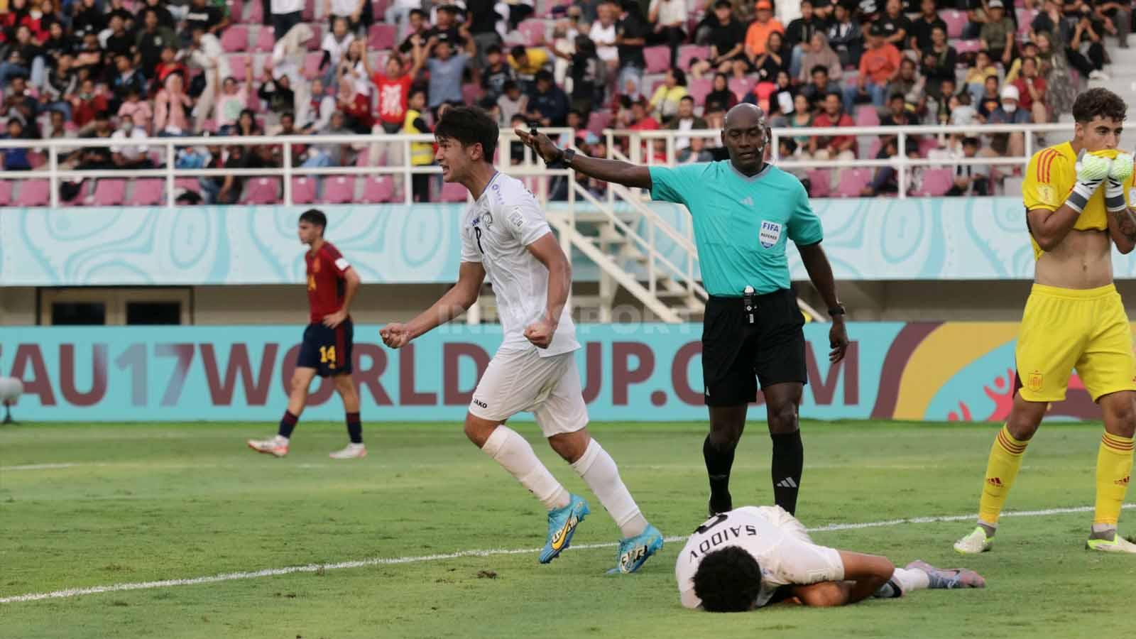 Gelandang Uzbekistan, Bekhuz Shukurullaev, merayakan gol ke gawang Spanyol dalam pertandingan fase grup B Piala Dunia U-17 2023 di Stadion Manahan Solo, Kamis (16/11/23). (Foto: Nofik Lukman Hakim/INDOSPORT)