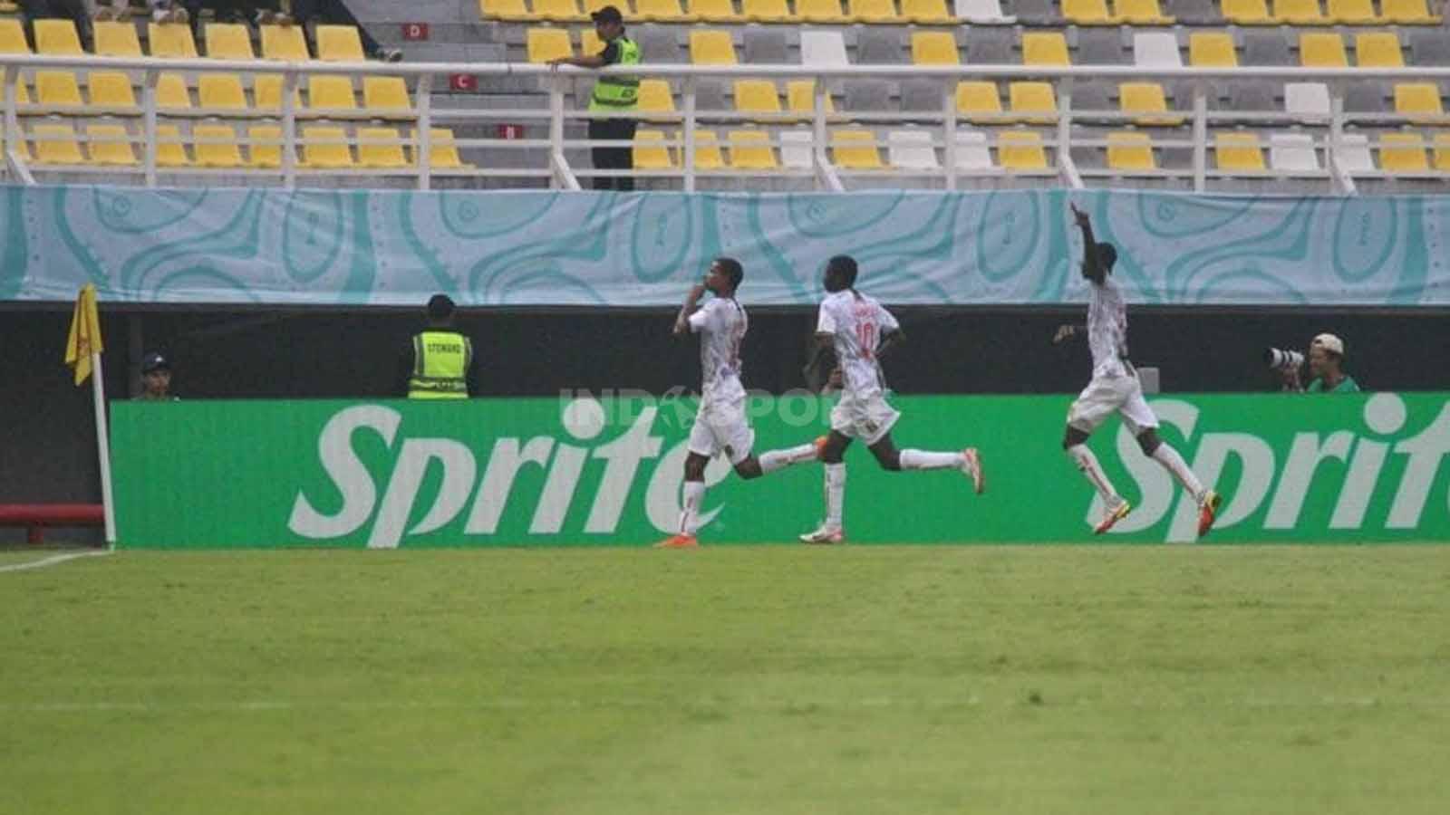 Selebrasi gol pemain Mali usai berhasil mencetak gol ke gawang Kanada pada pertandingan Grup B Piala Dunia U-17 di Stadion Gelora Bung Tomo, Kamis (16/11/23). (Foto: Fitra Herdian/INDOSPORT)
