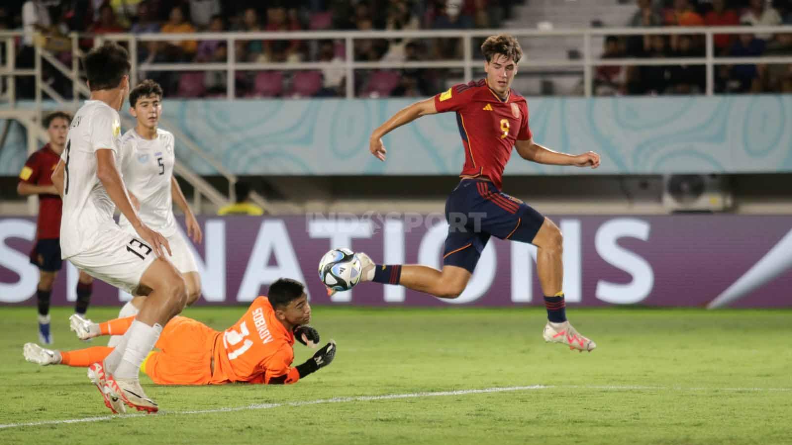 Penyerang Spanyol, Marc Guiu, gagal menyelesaikan peluang  dalam pertandingan fase grup B Piala Dunia U-17 2023 di Stadion Manahan Solo, Kamis (16/11/23). (Foto: Nofik Lukman Hakim/INDOSPORT)