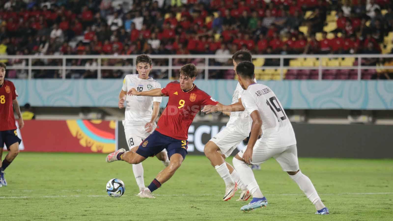 Penyerang Spanyol, Marc Guiu, melepaskan shooting ke gawang Uzbekistan,  dalam pertandingan fase grup B Piala Dunia U-17 2023 di Stadion Manahan Solo, Kamis (16/11/23). (Foto: Nofik Lukman Hakim/INDOSPORT)