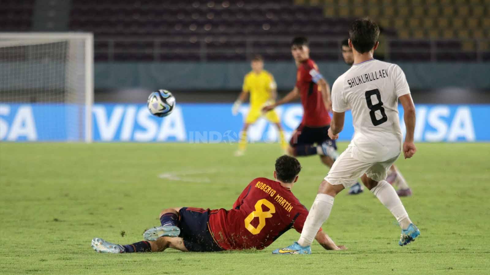 Gelandang Spanyol, Roberto Martin, gagal memotong bola saat Uzbekistan membangun serangan,  dalam pertandingan fase grup B Piala Dunia U-17 2023 di Stadion Manahan Solo, Kamis (16/11/23). (Foto: Nofik Lukman Hakim/INDOSPORT)