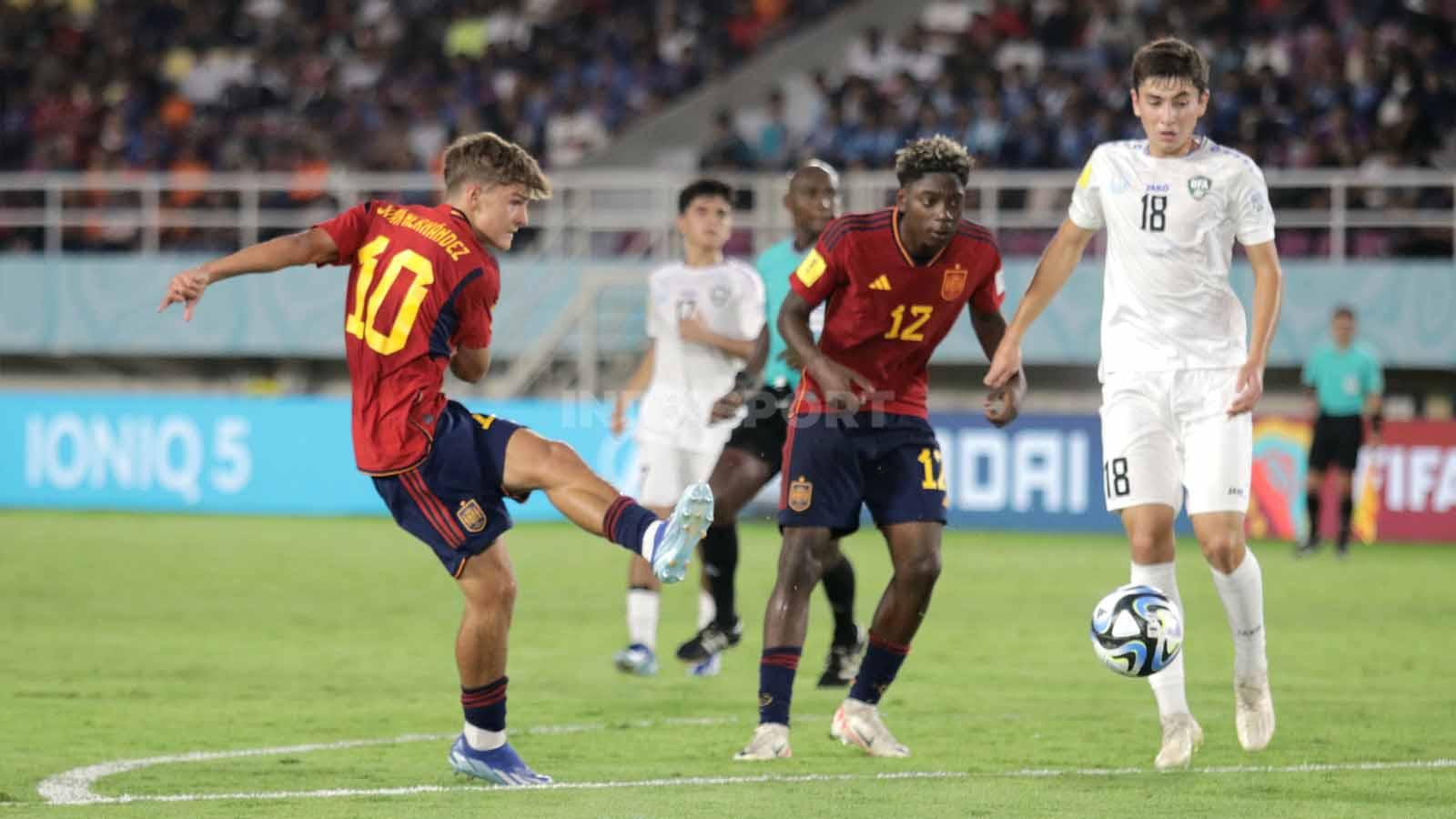 Gelandang Spanyol, Juan Hernandez, melepaskan sepakan keras ke gawang Uzbekistan dalam pertandingan fase grup B Piala Dunia U-17 2023 di Stadion Manahan Solo, Kamis (16/11/23). (Foto: Nofik Lukman Hakim/INDOSPORT)