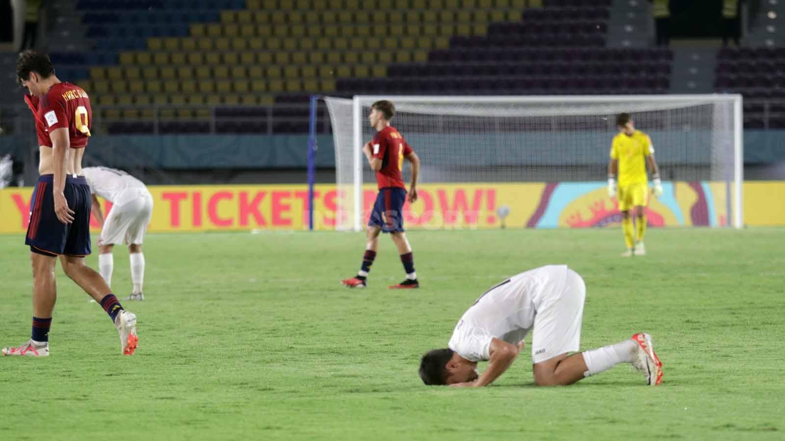 Sujud syukur pemain Uzbekistan setelah menahan imbang Spanyol 2-2 dalam pertandingan fase grup B Piala Dunia U-17 2023 di Stadion Manahan Solo, Kamis (16/11/23). (Foto: Nofik Lukman Hakim/INDOSPORT)