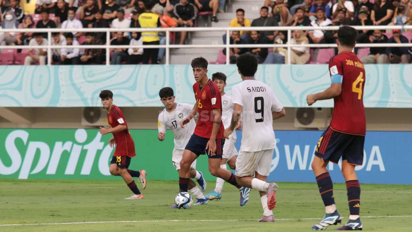 Aksi gelandang Spanyol, Marc Bernal, saat melawan Uzbekistan dalam pertandingan fase grup B Piala Dunia U-17 2023 di Stadion Manahan Solo, Kamis (16/11/23). (Foto: Nofik Lukman Hakim/INDOSPORT)