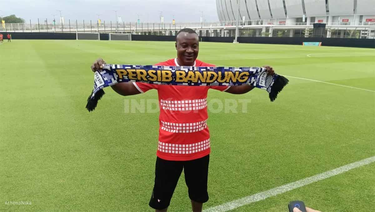 Oleh-oleh syal Persib Bandung untuk pelatih Burkina Faso, Brahima Traore. (Foto: Indra Citra Sena/INDOSPORT) - INDOSPORT